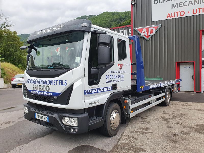 Camion Iveco Eurocargo 6 places 12 tonnes plateau basculant coulissant avec rampe hydraulique, panier, treuil panier, suspension à air. Equipé pour dépannage rapide.