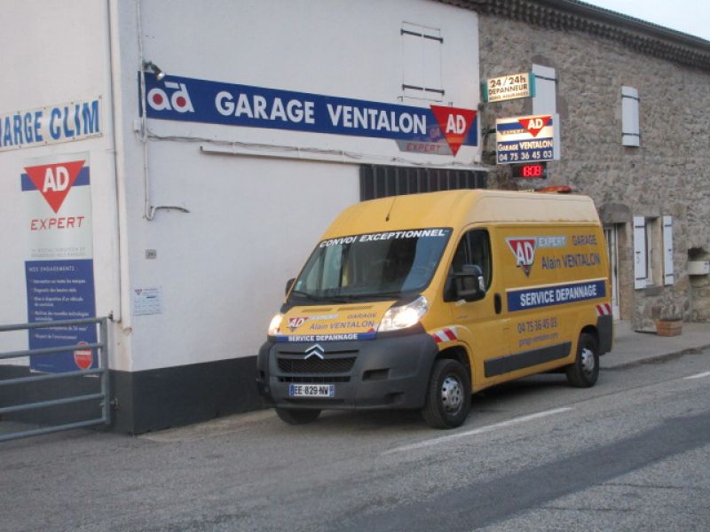 Fourgon Atelier avec hayon arrière hydrolique équipé porte moto, dépannage rapide voiture pilote pour convoi exceptionnel