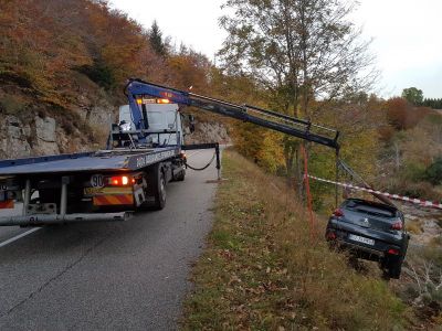 GRUTAGE VOITURE EN CONTREBAS