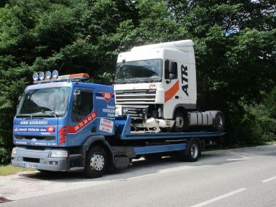 Tracteur poids-lourds accidenté